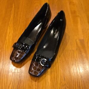 Ladies Size 10 AAA shoes. Stylish, Casual, barely worn Italian
